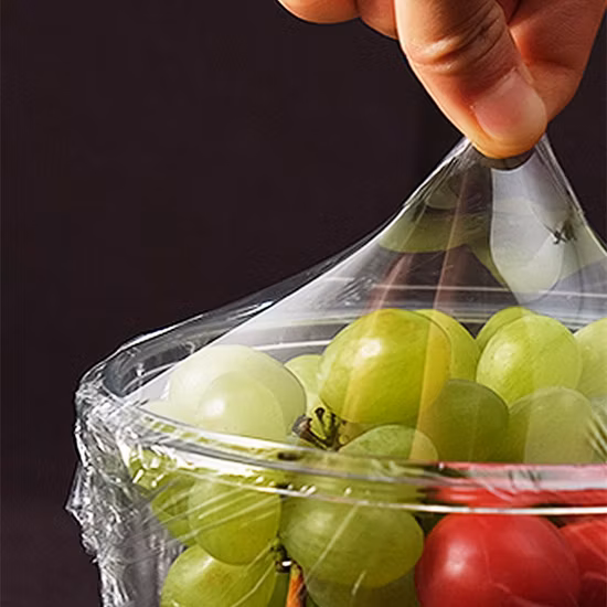 El plástico del envoltorio para alimentos mantiene la película adhesiva de PVC de calidad alimentaria fresca, la película adhesiva para frutas y verduras